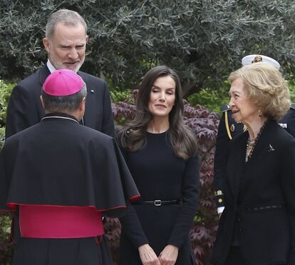 Momento constrangedor na homenagem ao Papa. Felipe VI ignora a mãe e é repreendido por Letizia