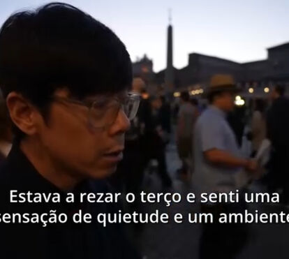 Fiéis reunem-se no Vaticano para prestar homenagem ao Papa Francisco