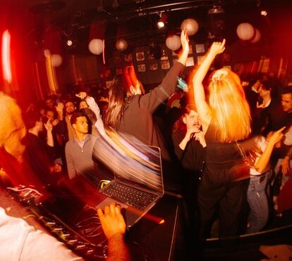 Já não é só para dançar! Discoteca Tokyo recebe noites de stand-up comedy 