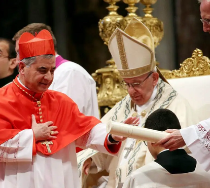 Foi boicotado pelo Papa Francisco, mas regressa após a sua morte. Quem é o polémico cardeal italiano que insiste ter lugar no Conclave