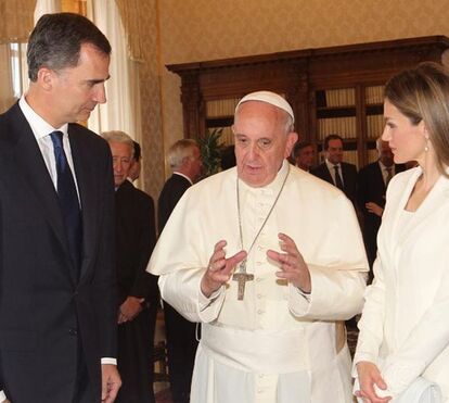 Porque a rainha Letizia é uma das seis mulheres em todo o mundo que se pode vestir de branco diante do Papa