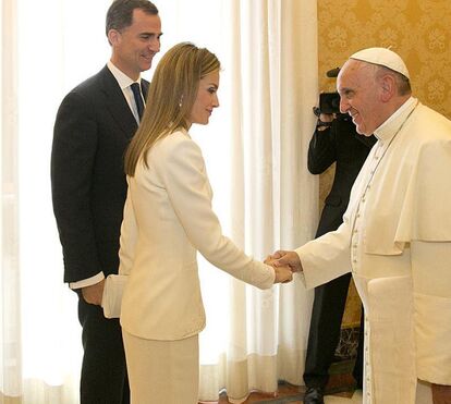 O privilégio de Letizia! A razão pela qual a rainha se podia vestir de branco diante do Papa Francisco