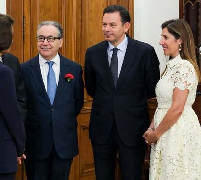 De vestido branco rendado e com transparências! Mulher de Luís Montenegro surpreende com nova imagem nas cerimónias do 25 de Abril