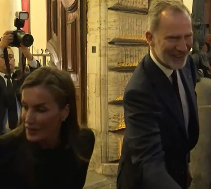 Assim foi o momento em que Felipe e Letizia prestaram homenagem ao Papa Francisco no Vaticano