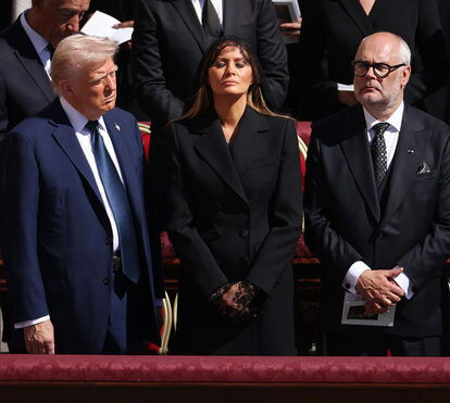 Melania Trump irrepreensível de negro e com mantilha no funeral do Papa no Vaticano