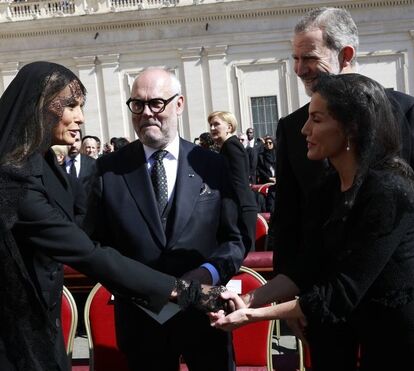 Letizia e Melania encontram-se no funeral do Papa, mas rainha deixa mulher de Trump 'pendurada'