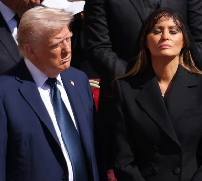 Olha as maneiras! Donald Trump com pastilha elástica e ao telemóvel no funeral do Papa leva Melania ao limite