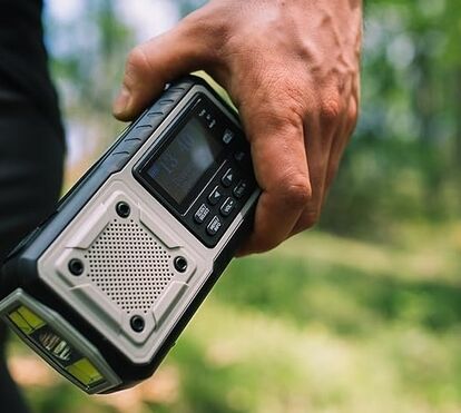 Precisamos deste rádio e não sabíamos! Recarregável a energia solar ou manivela, serve também de lanterna e power bank