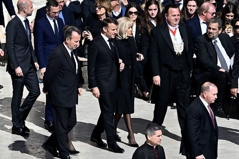 Macron e a mulher, Brigitte, no funeral do Papa Francisco