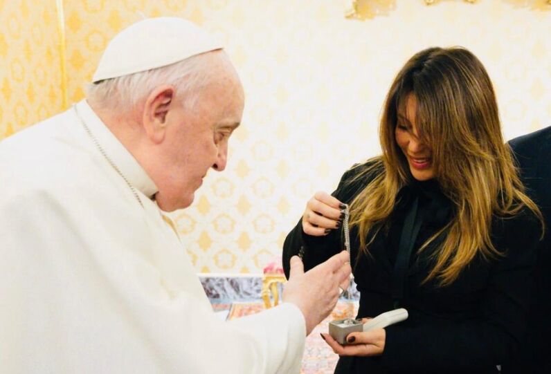 Sandra Costa com o Papa Francisco