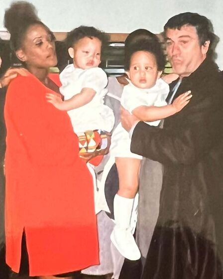 Airyn De Niro com os pais e o irmão gémeo