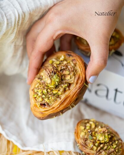Ovo de Páscoa de pastel de nata e chocolate do Dubai do Nat'elier