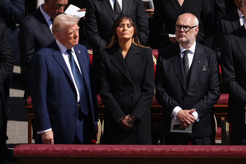 Donald e Melania Trump no funeral do Papa Francisco