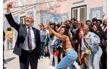 Marcelo Rebelo de Sousa tira selfie com os jovens