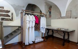 Há três fatos engomados à espera do novo Papa e a Capela Sistina já está pronta para o Conclave