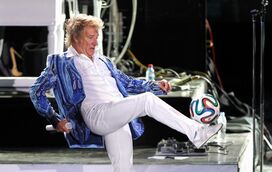 Em vésperas de chegar a Lisboa, Rod Stewart 'apanhado' a cambalear, embriagado, depois de uma pesada noite de copos 