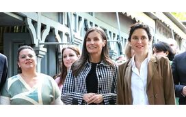 O casaco que chama todas as atenções! Rainha Letizia "recicla" gabardine em xadrez