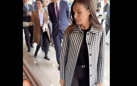 Letizia chama a atenção com casaco xadrez da Mirto