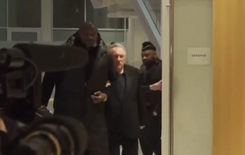 Veja Gérard Depardieu a sair do tribunal após ser condenado por agressão sexual