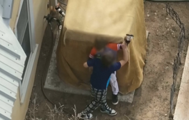 O momento dramático em que polícias desarmam dois irmãos de 7 e 9 anos nos EUA