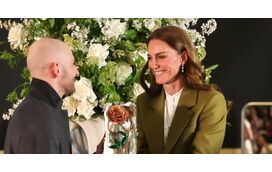Kate Middleton encanta com fato verde azeitona Victoria Beckham