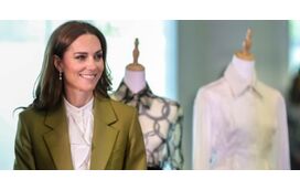 Com fato Victoria Beckham, Kate Middleton presta homenagem à rainha Isabel II