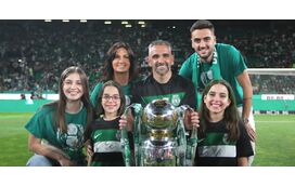 A fotografia da família unida: mulher e filho juntam-se a Rui Borges nos festejos do título
