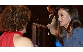 Letizia encanta com vestido azul-petróleo Bottega Veneta e sapatos 'Mary Jane' da Sézane