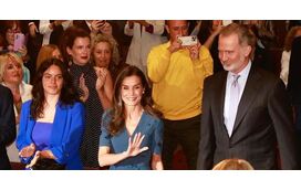 Rainha Letizia recorre a um dos seus vestidos preferidos para o 130.º aniversário da Associação da Imprensa de Madrid