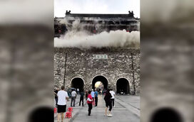 Torre com 650 anos desaba na China quando era visitada por turistas