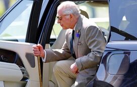 Porque é que Carlos III anda de bengala? O pormenor que deixou em alerta os fãs da realeza britânica