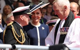 Princesa de Gales encanta com vestido Suzannah London em cerimónia na Escócia