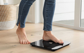 A balança inteligente que vai ajudar a atingir os seus objetivos para o verão está a metade do preço