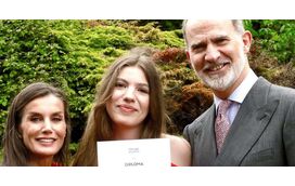 Tanto orgulho! A felicidade dos reis de Espanha - e a elegância de Letizia - na graduação da infanta Sofia