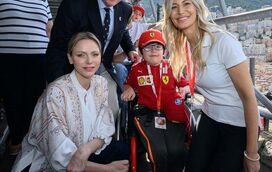 O dever chama! Charlene e Alberto reaparecem unidos e sorridentes para o Grande Prémio do Mónaco