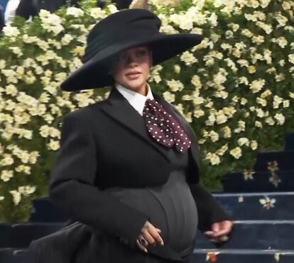 A grande surpresa da Met Gala: Rihanna exibe terceira gravidez
