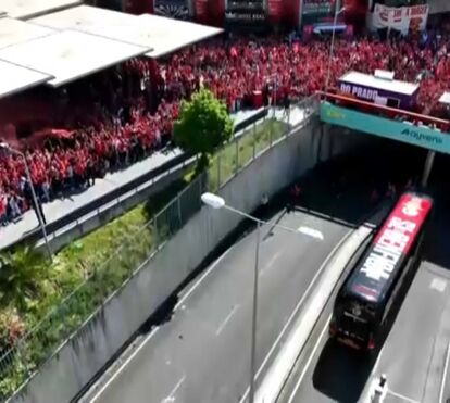 Autocarro do Benfica chega ao Estádio da Luz