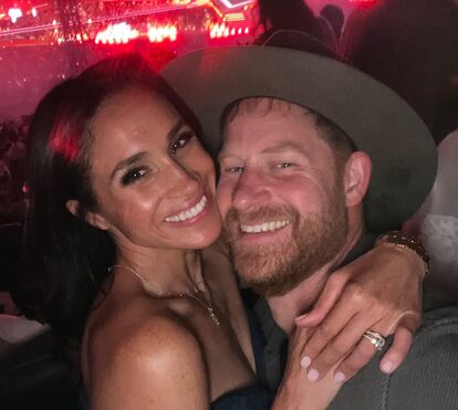 Em versão cowboy, Harry e Meghan trocam carinhos em público durante concerto de Beyoncé