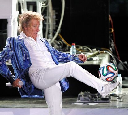 Em vésperas de chegar a Lisboa, Rod Stewart 'apanhado' a cambalear, embriagado, depois de uma pesada noite de copos 