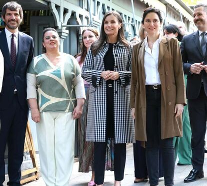 O casaco que chama todas as atenções! Rainha Letizia 'recicla' gabardine em xadrez