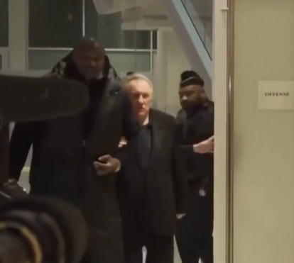 Veja Gérard Depardieu a sair do tribunal após ser condenado por agressão sexual
