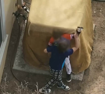 O momento dramático em que polícias desarmam dois irmãos de 7 e 9 anos nos EUA