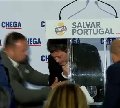 O momento em que André Ventura leva a mão ao peito e ao pescoço e cai inanimado no palco