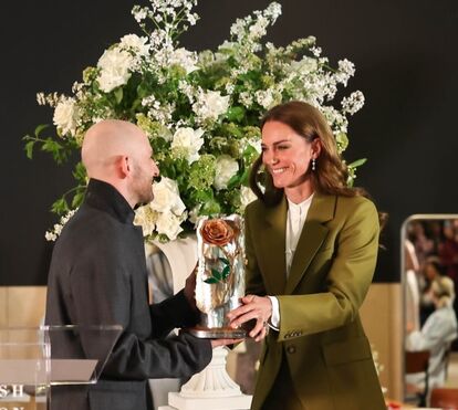 Kate Middleton encanta com fato verde azeitona Victoria Beckham