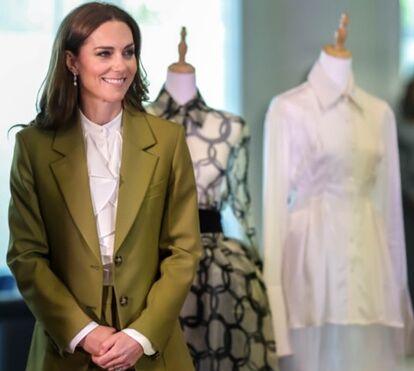 Com fato Victoria Beckham, Kate Middleton presta homenagem à rainha Isabel II