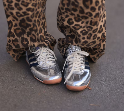 Renda-se às sapatilhas prateadas, a grande tendência às quais as guru de moda não resistem