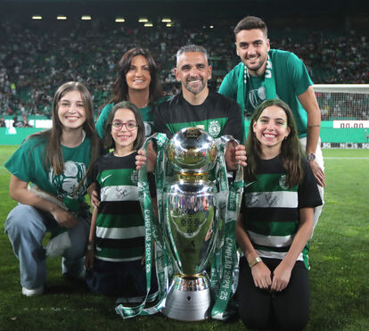 A fotografia da família unida: mulher e filho juntam-se a Rui Borges nos festejos do título