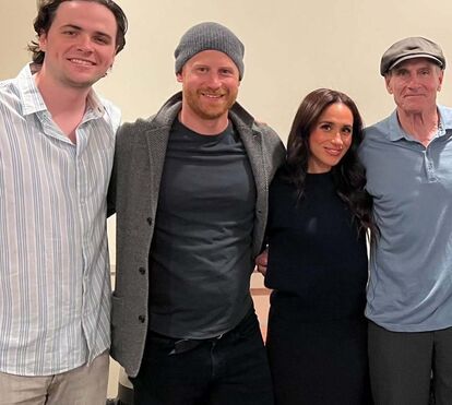 A aproveitarem o estatuto de estrelas, Meghan e Harry mostram-se em mais um espectáculo, mas, ao contrário do concerto de Beyoncé, desta vez foram convidados para o camarim