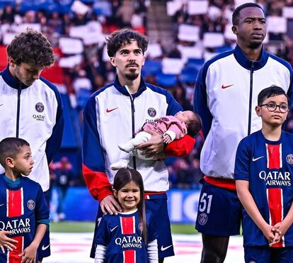 Que amor! Craque português leva filha recém-nascida para os festejos do título