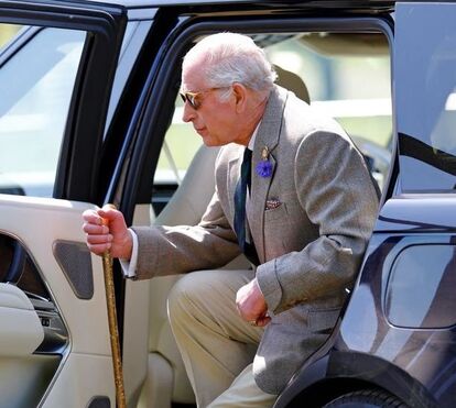 Porque é que Carlos III anda de bengala? O pormenor que deixou em alerta os fãs da realeza britânica